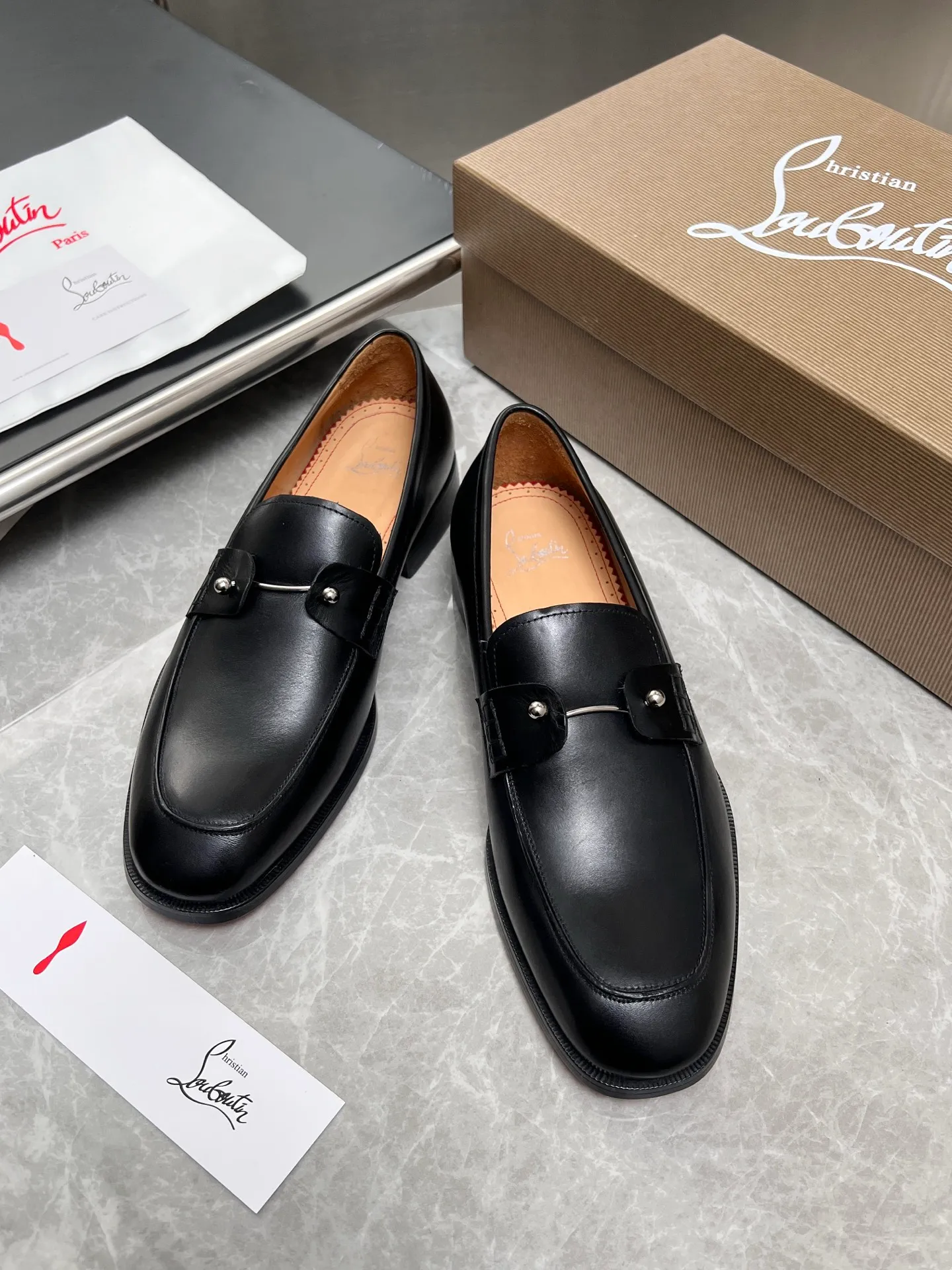 [CL red sole] Top P: 900💰 Number of yards: 39~44 (38.4546. Customized, non-refundable) CL new men's formal shoes Loaf leather shoes Christia* Loubouti* red sole shoes The red sole is luxurious and elegant, reshaping the style boundary of casual formal wear. It is extremely innovative in material selection, and creates a rich visual and tactile experience through the collision of different materials! Made of top-grade calfskin/glossy patent leather/spliced ​​technical fabric in contrasting colors. The upper is stitched by hand with fine and even stitching. It is based on the square-toe loafer shoe shape, with neat and elegant lines, which fits the toughness of men's wear. The upper is embellished with metal rivets, injecting individual details into classic loafers, breaking the mediocrity of casual shoes, and giving a concrete expression of "low-key luxury". From the original color/red cowhide lining inside the shoe to the instantly recognizable red sole, the "red sole" is not only the brand's visual identity, but also a "luxury codeword" when walking. The red sole exposed inadvertently conveys taste and identity instantly. From the innovative splicing of materials, to the personalized fusion of design, to the ingenious inheritance of craftsmanship, the Christian Louboutin men's loafer series is not only a pair of casual shoes, but also a "yuppie style" dressing weapon for men. Whether it is a casual business meeting or a casual look for daily travel, it can help you become a unique and stylish man in every occasion with its "red Loaf" attitude.